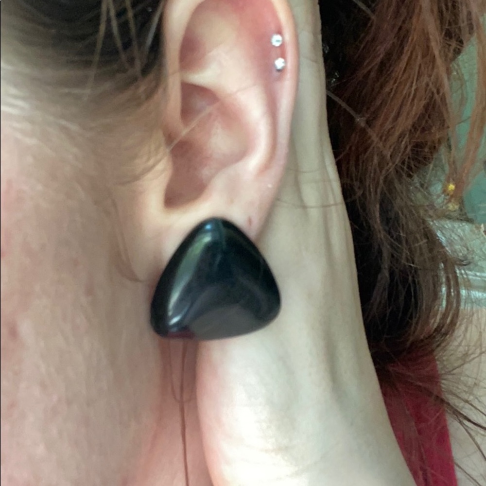 (CLOSET CLOSING FINAL SALE) Unique Vintage Rounded Triangle Clip-On Earrings - Picture 4 of 4